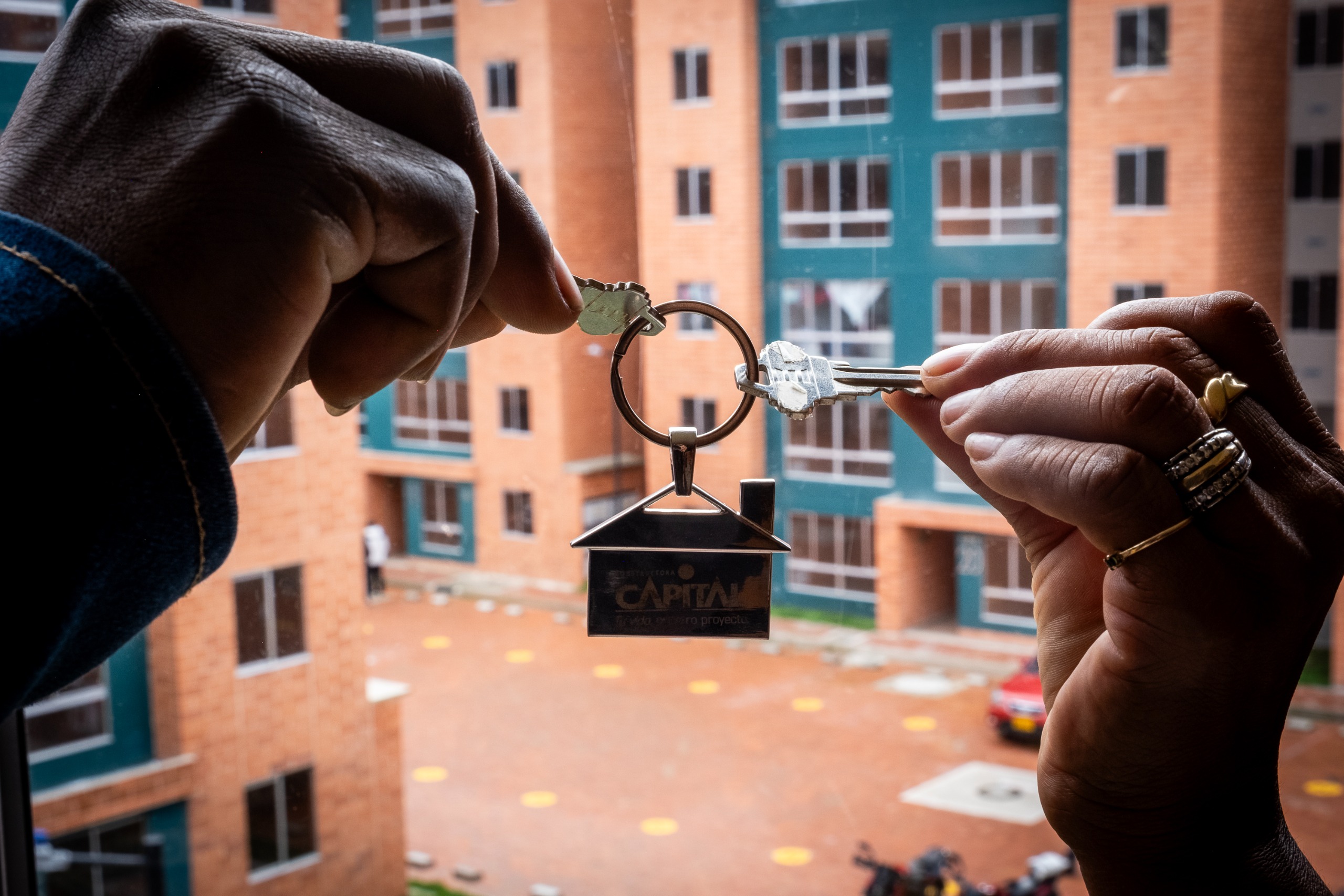 Manos sosteniendo unas llaves