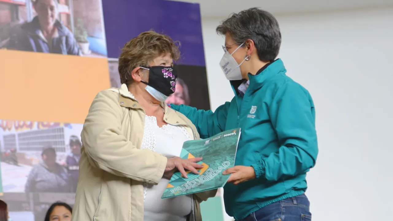 La alcaldesa Claudia López entrega un título de propiedad