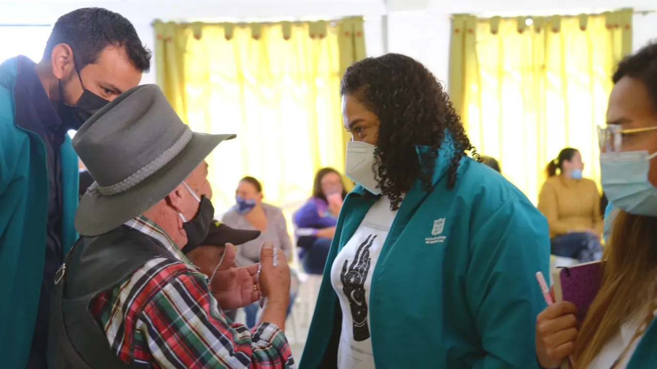 Nadya Rangel en Ciudad Bolívar con habitantes de Paraíso, Ciudad Bolívar
