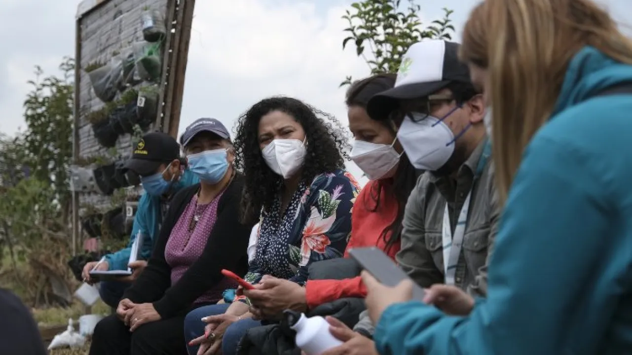 La secretaria de Hábitat Nadya Rangel reunida con la comunidad