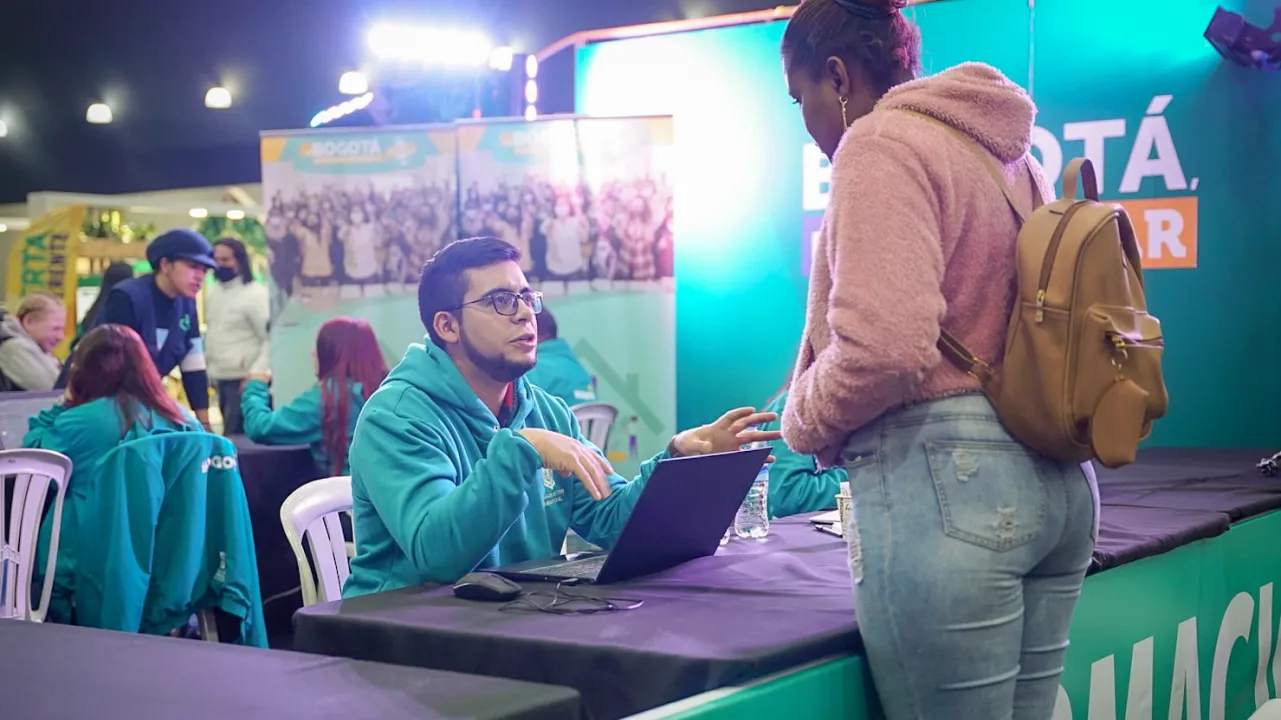 Funcionario de la SDHT atendiendo a una ciudadana.
