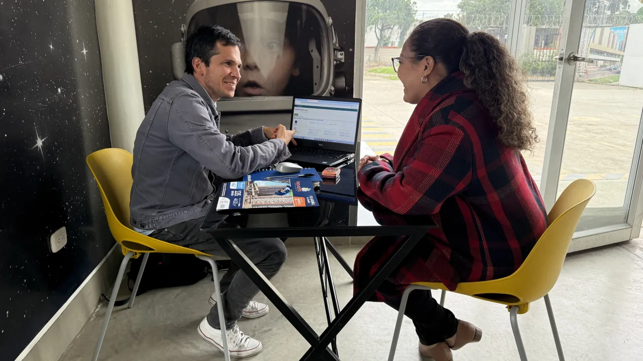 Asesore explica los subsidios a una beneficiaria