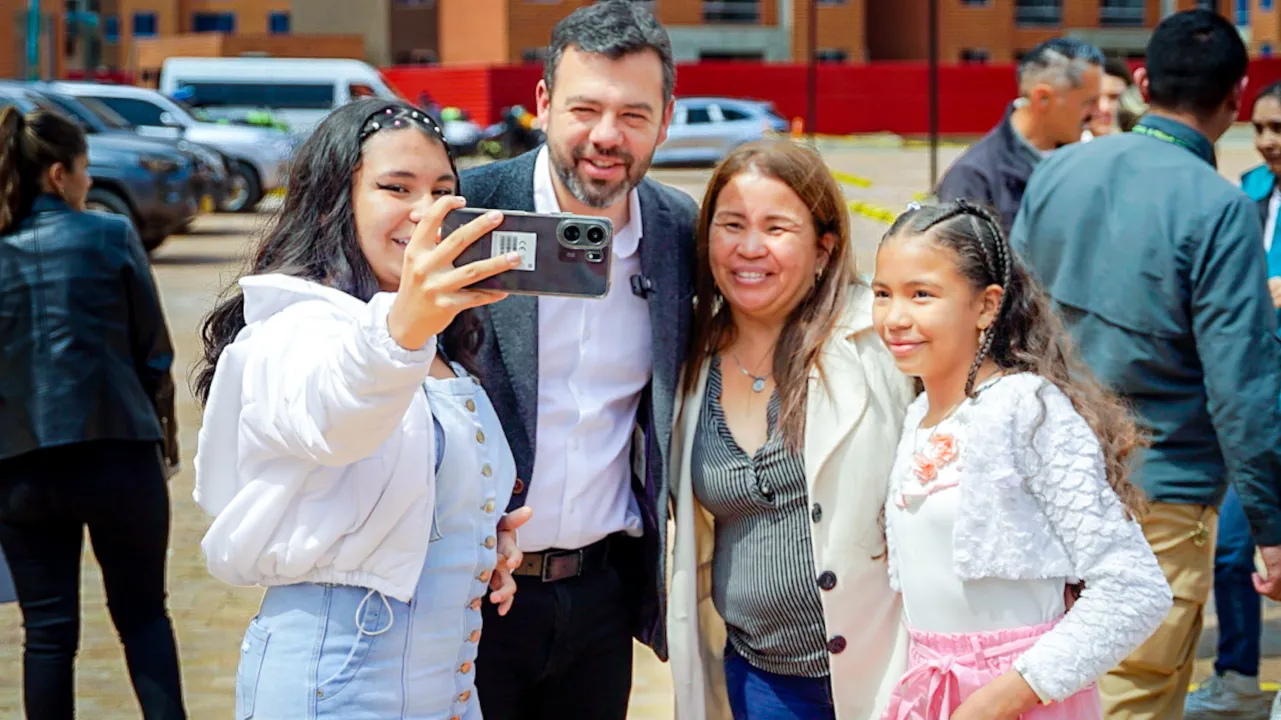 Alcalde mayor con una familia beneficiaria de Oferta Preferente