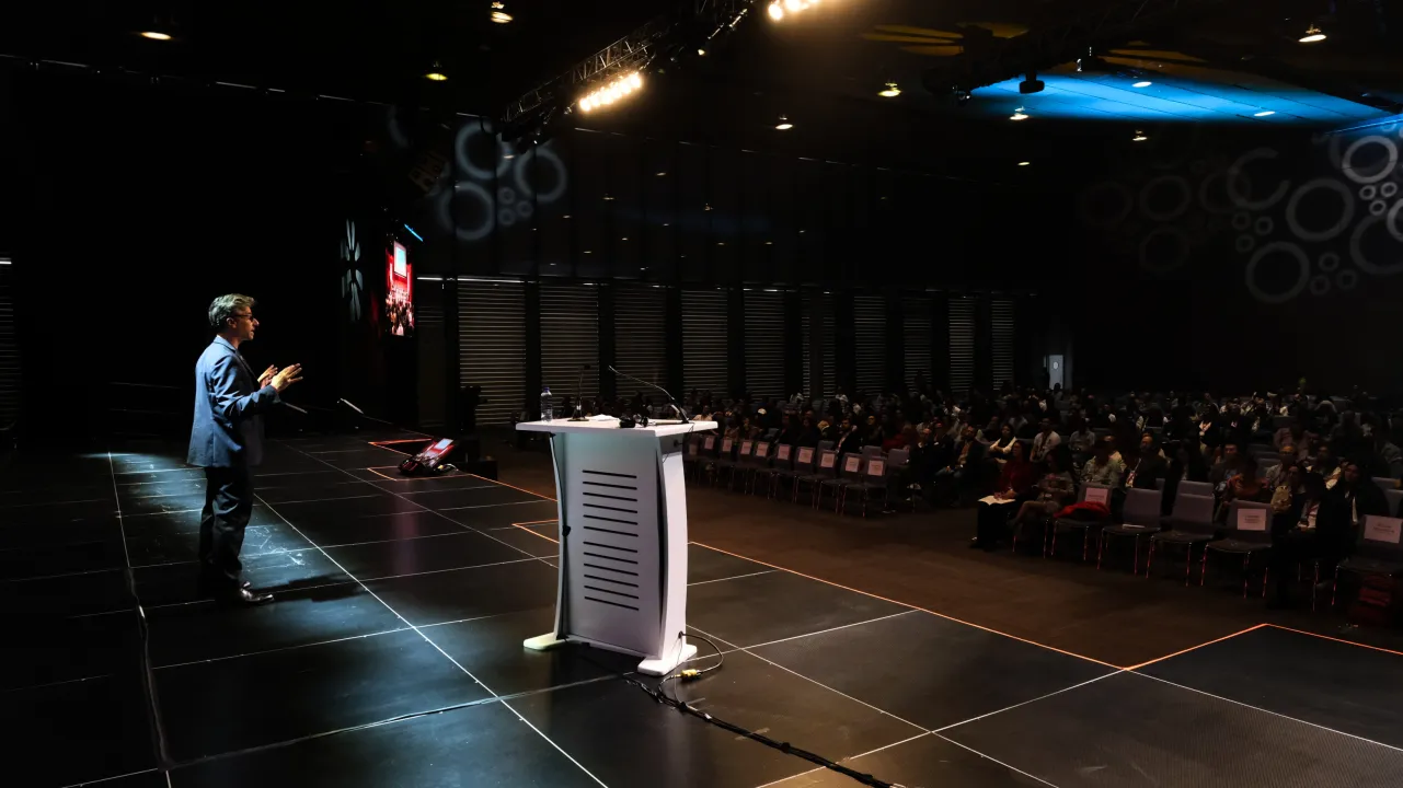 Jeremy Alain Siegel presentó “Ciudades azules y verdes”