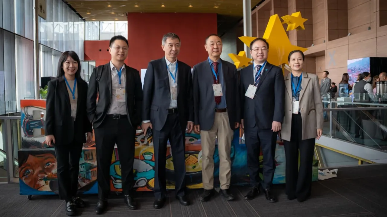 Ante los ojos del mundo