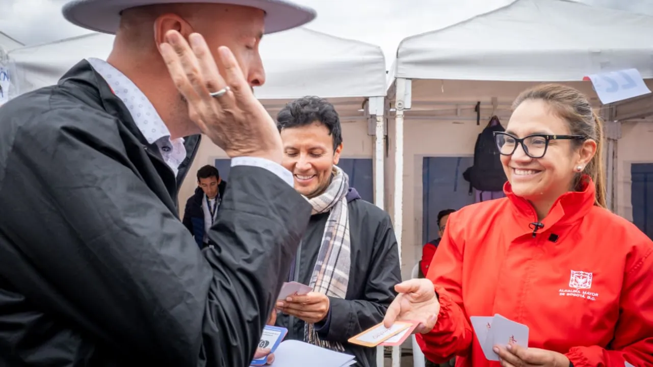 VAnessa Velasco dialoga con un ciudadano