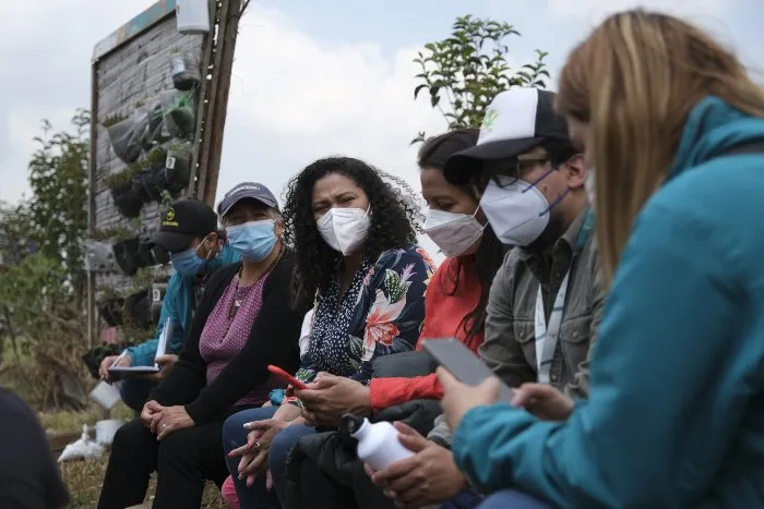 La secretaria de Hábitat Nadya Rangel reunida con la comunidad
