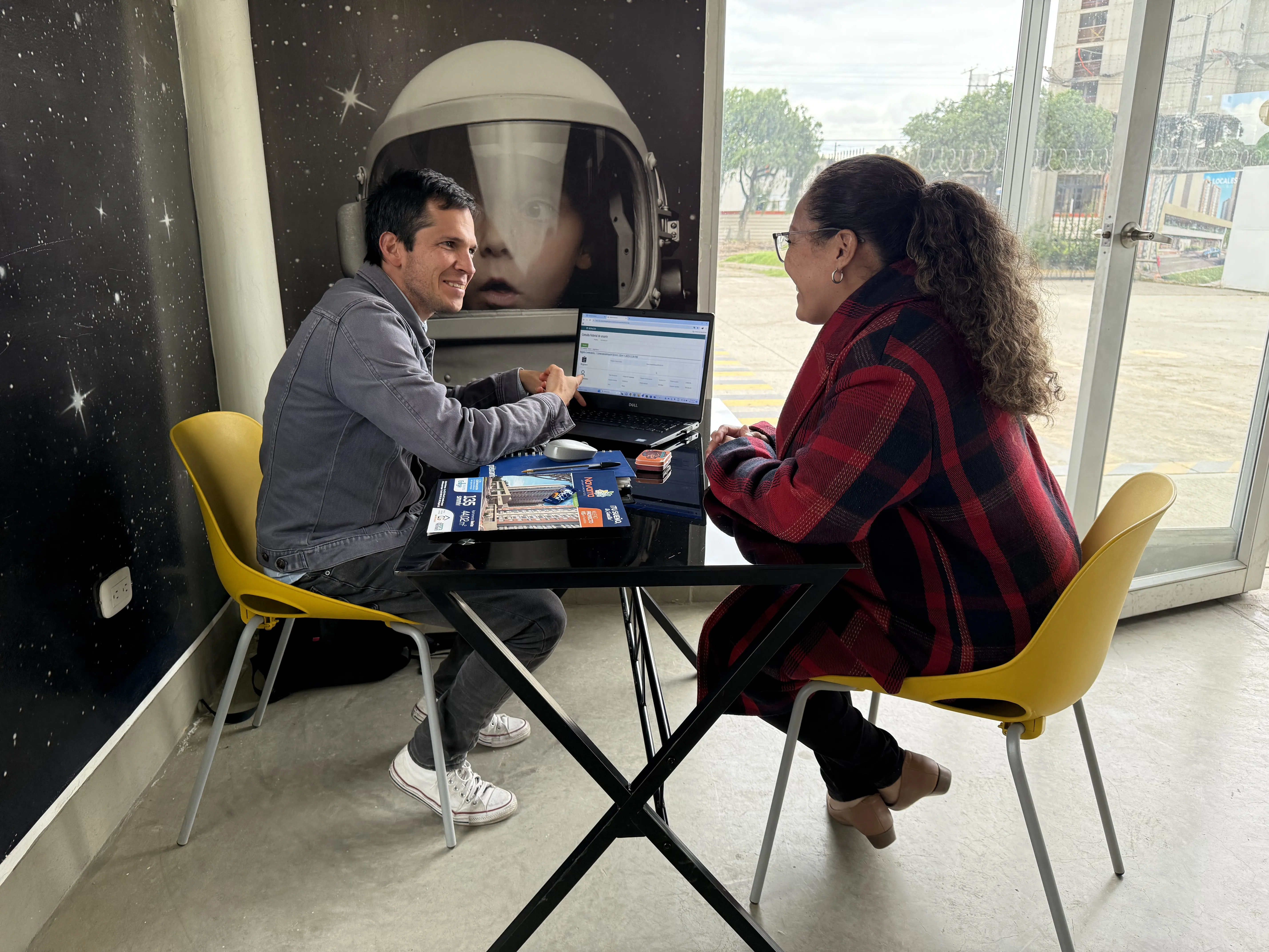 Asesore explica los subsidios a una beneficiaria