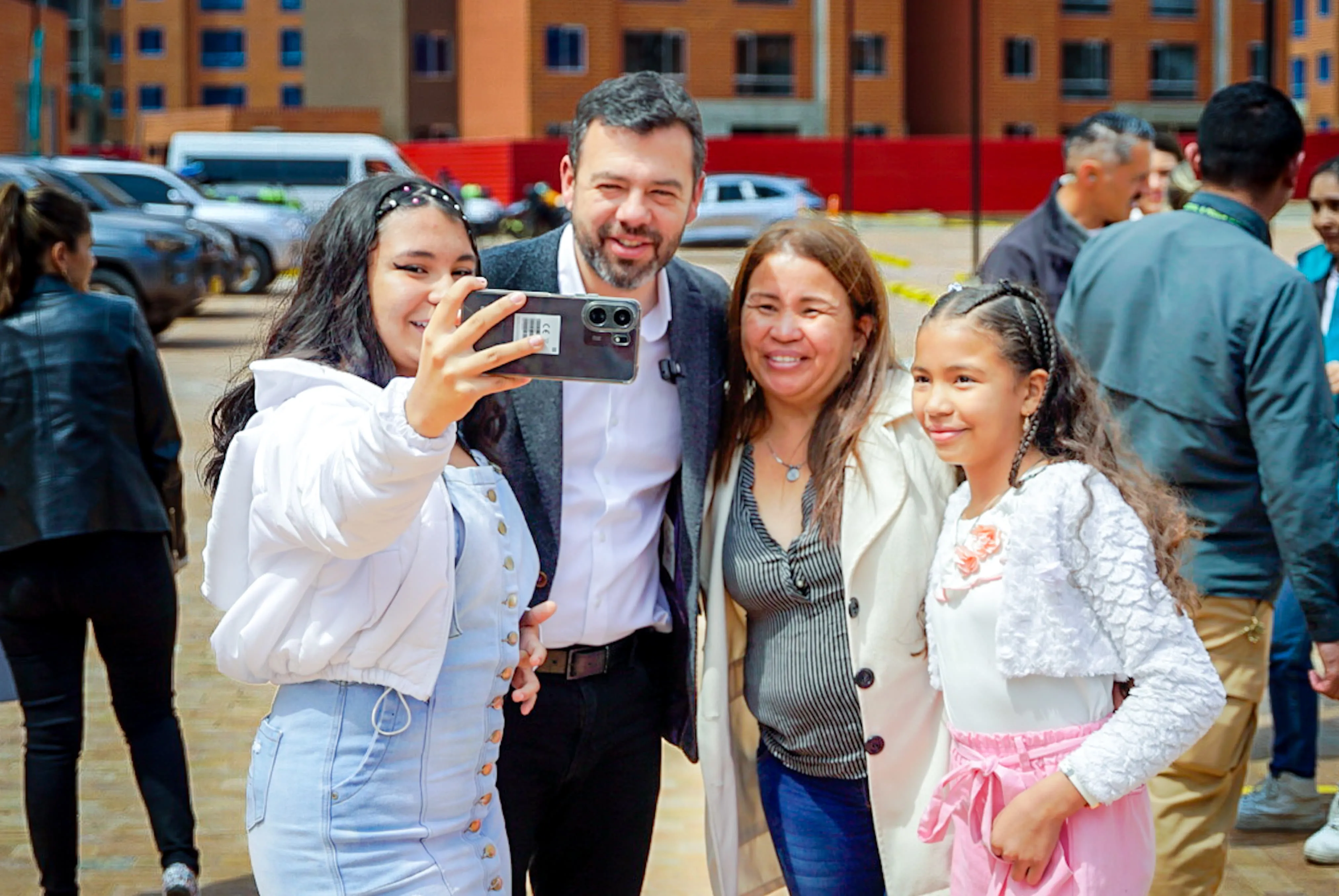 Alcalde mayor con una familia beneficiaria de Oferta Preferente