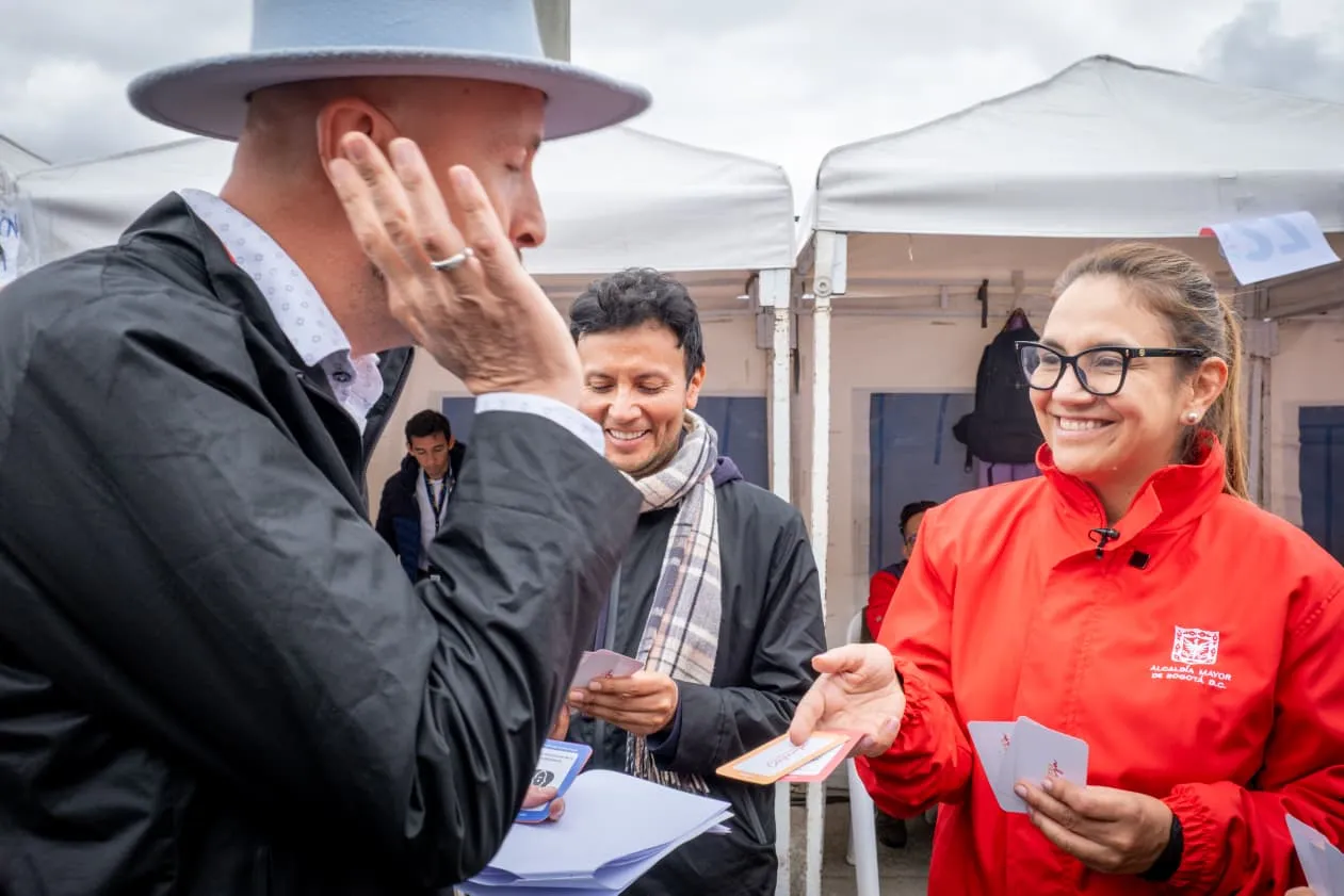 VAnessa Velasco dialoga con un ciudadano